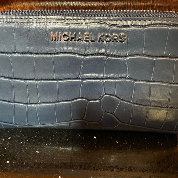 NWT Michael Kors Jet Set Embossed Leather Phone Wallet Wristlet - Picture 2 of 3